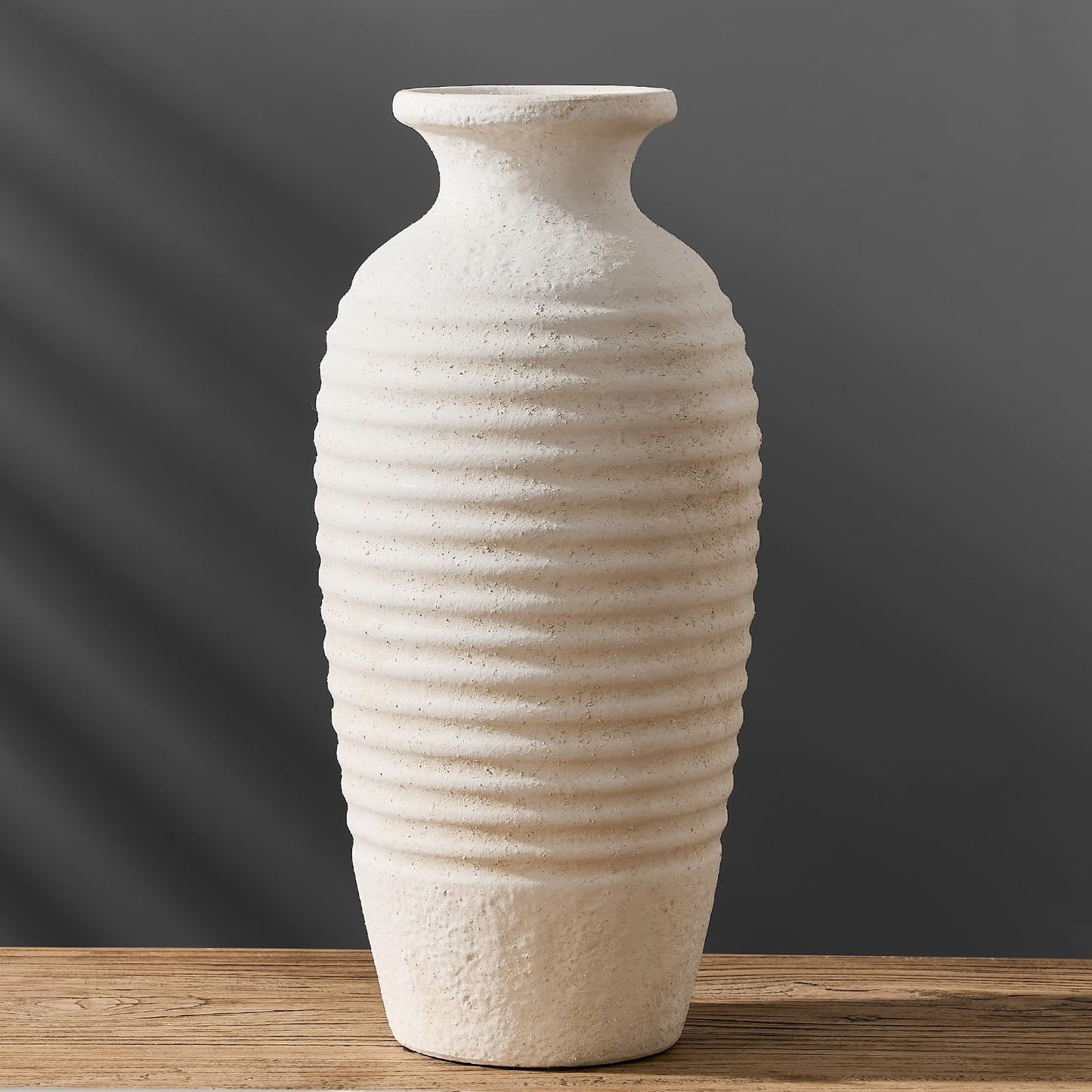 White rustic decor: Vaseking Off-white farmhouse vase